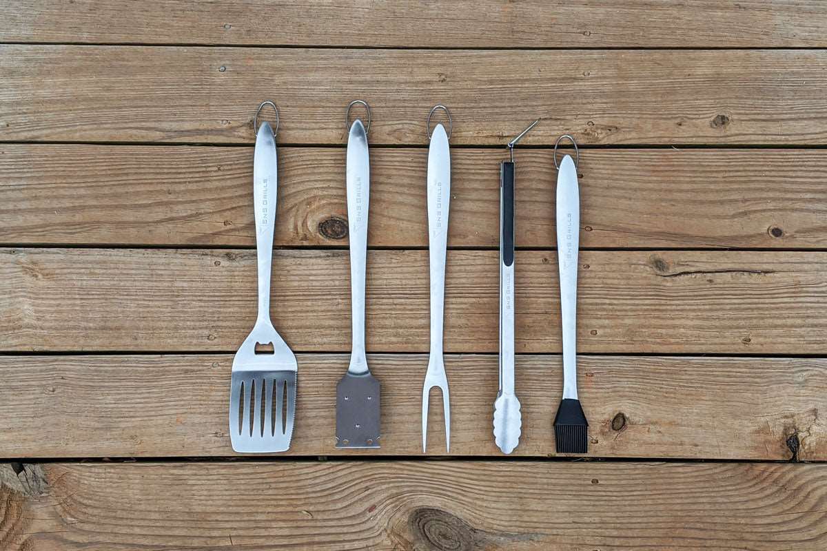 This 7-piece set of professional-quality tools is equipped with all the essentials to provide the most comfortable cooking experience.